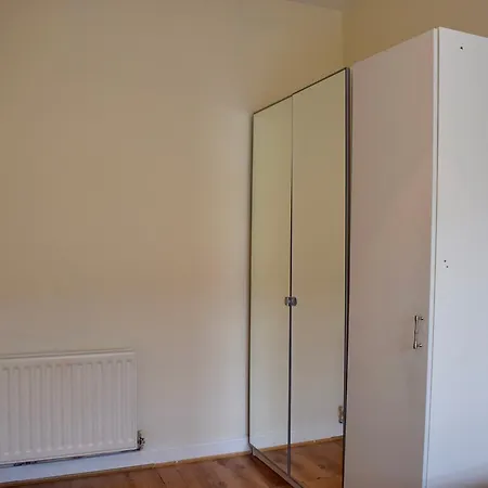Spacious 1 Bedroom Flat In *