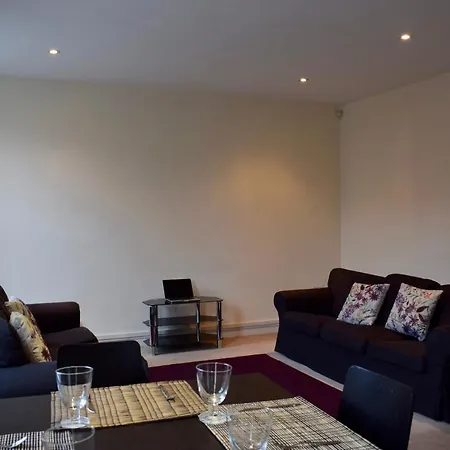 Spacious 1 Bedroom Flat In *