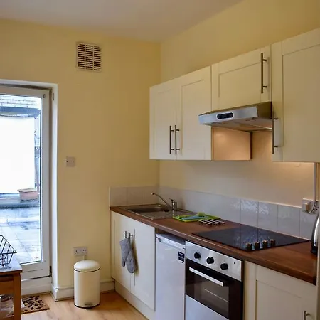 Apartment Spacious 1 Bedroom Flat In