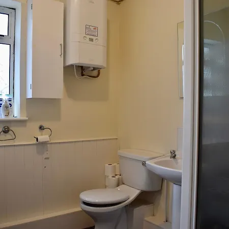 Spacious 1 Bedroom Flat In Apartment