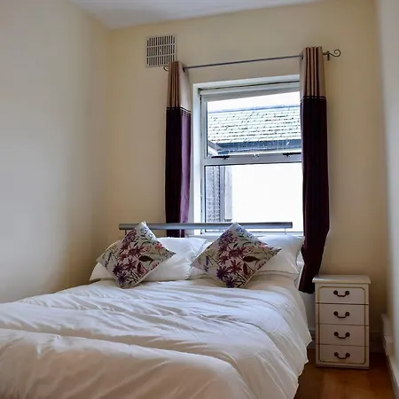 Spacious 1 Bedroom Flat In Apartment